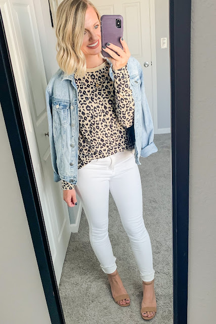Leopard t-shirt with white jeans and denim jacket #leopardtshirt #whitejeans #denimjacket