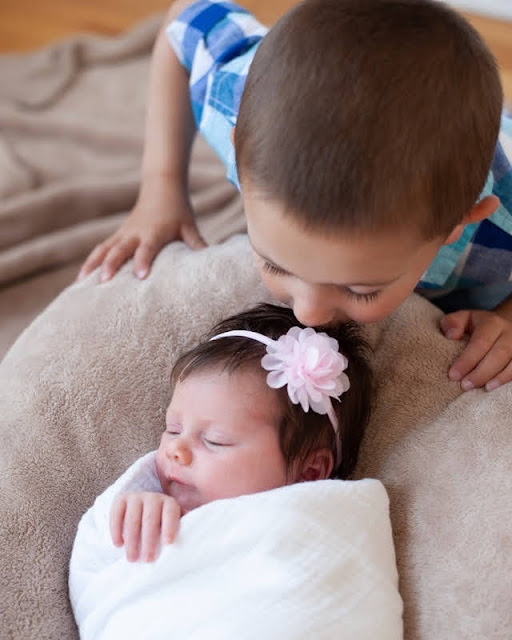 brother and sister newborn photos Newborn photography #newbornphotography