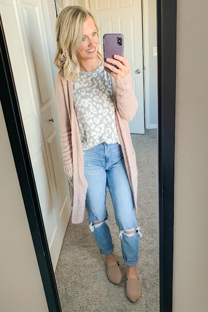 Mom jean outfit with gray leopard top #momjeans