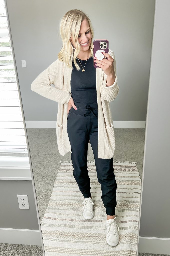 The Ultimate Mom Wardrobe Capsule: 15 Piece, 20 Outfits - Thrifty Wife  Happy Life