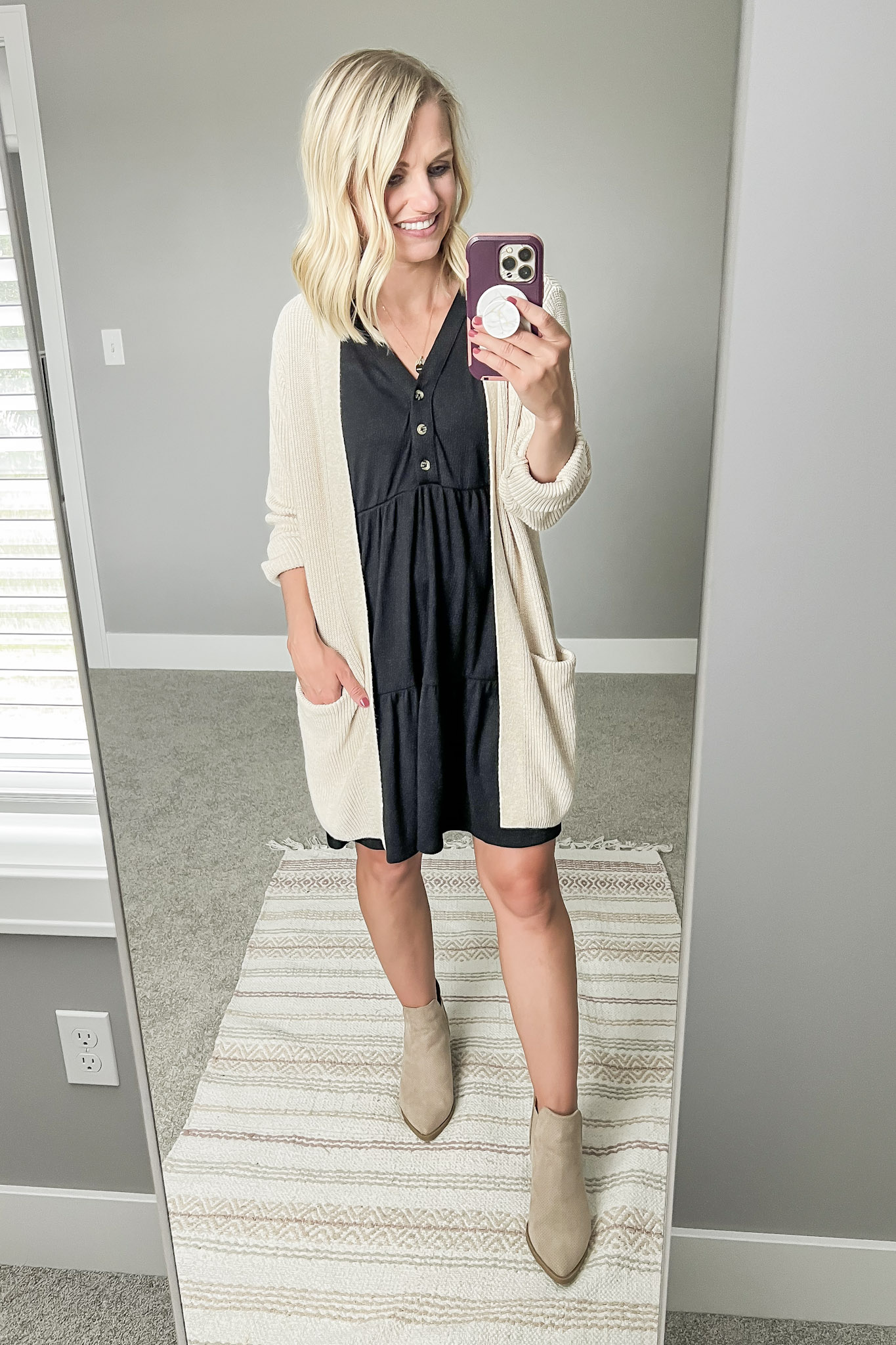 The Ultimate Mom Wardrobe Capsule: 15 Piece, 20 Outfits - Thrifty Wife ...