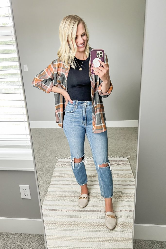 The Ultimate Mom Wardrobe Capsule: 15 Piece, 20 Outfits - Thrifty Wife  Happy Life