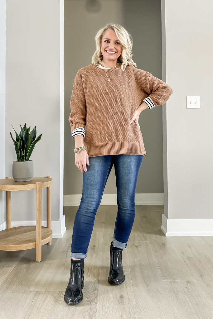 layered sweater with skinny jeans and rainboots