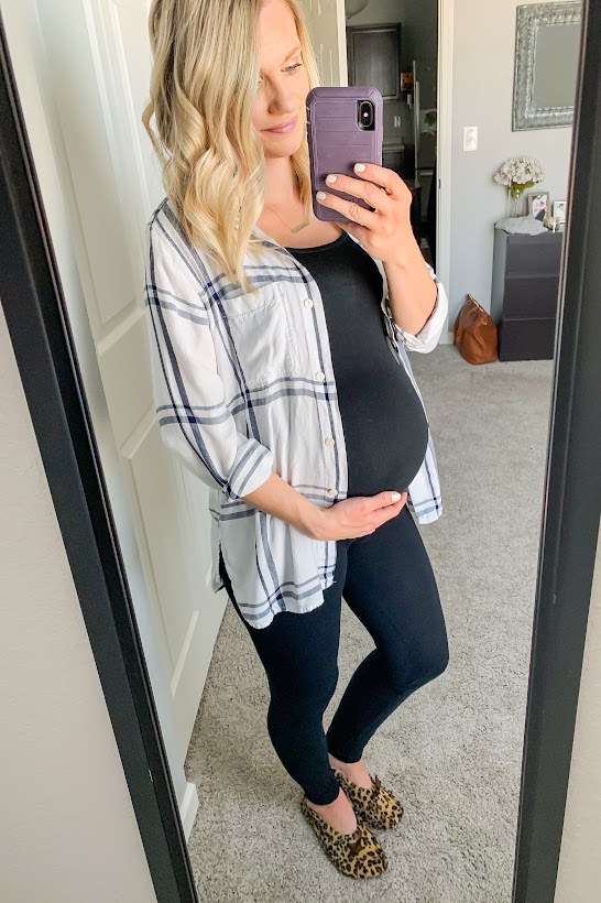 Maternity leggings in a maternity wardobre capsule.