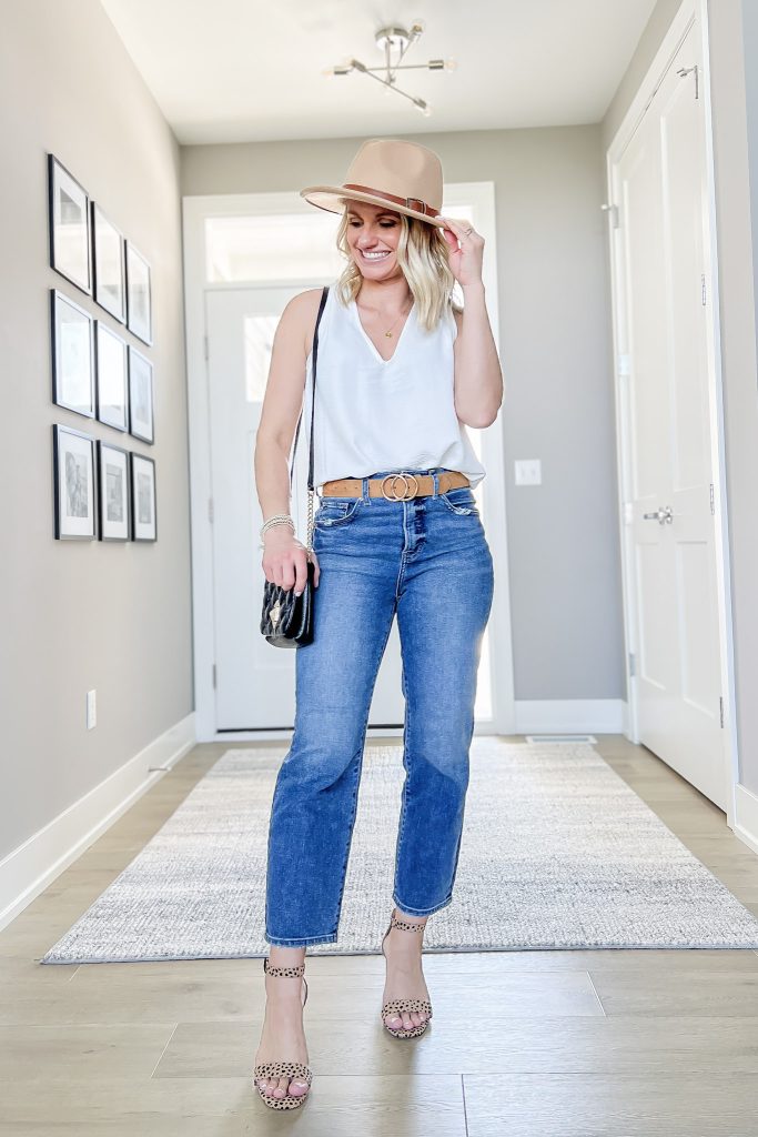 Girls trip outfit ideas to wear in Nashville with jeans and a hat