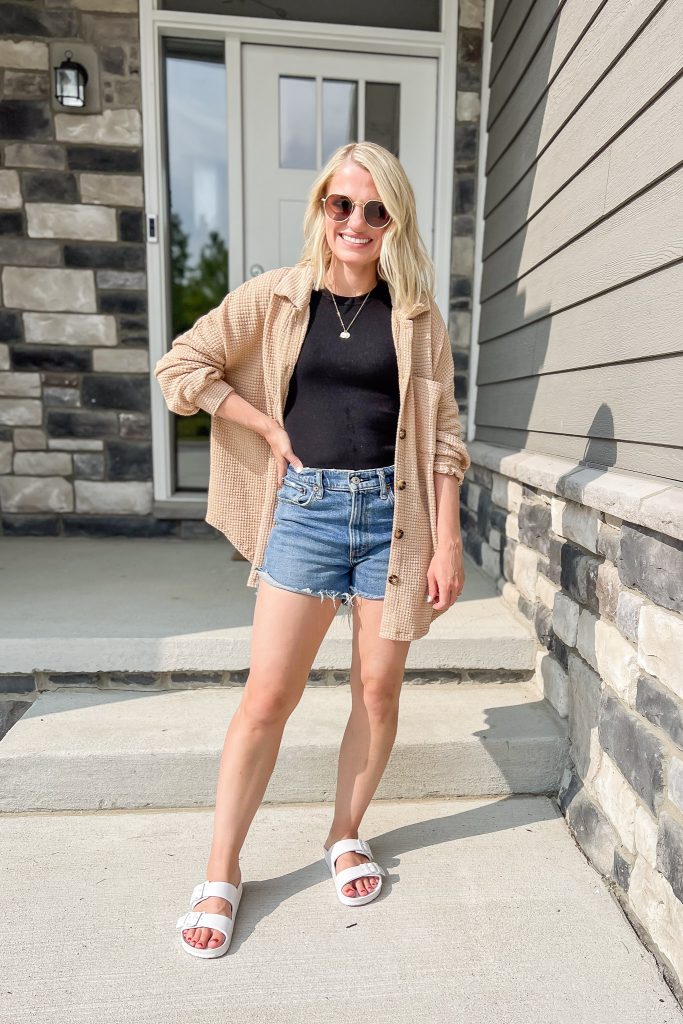 Cute mom outfit with tank top, jean shorts and a shacket.