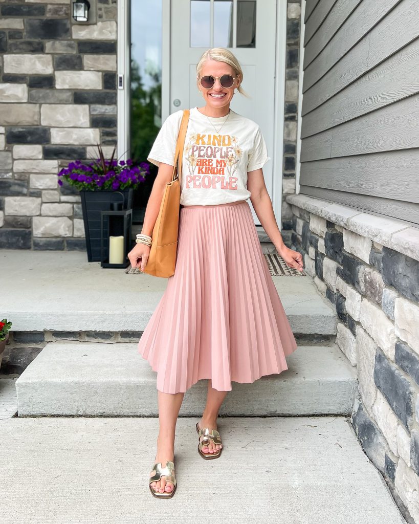 Easy Mom Outfit ideas for summer pink pleated skirt and t-shirt