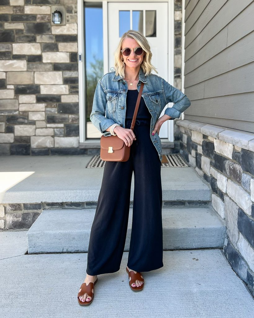 how to wear black and brown outfit idea with black jumpsuit and brown sandals and brown purse