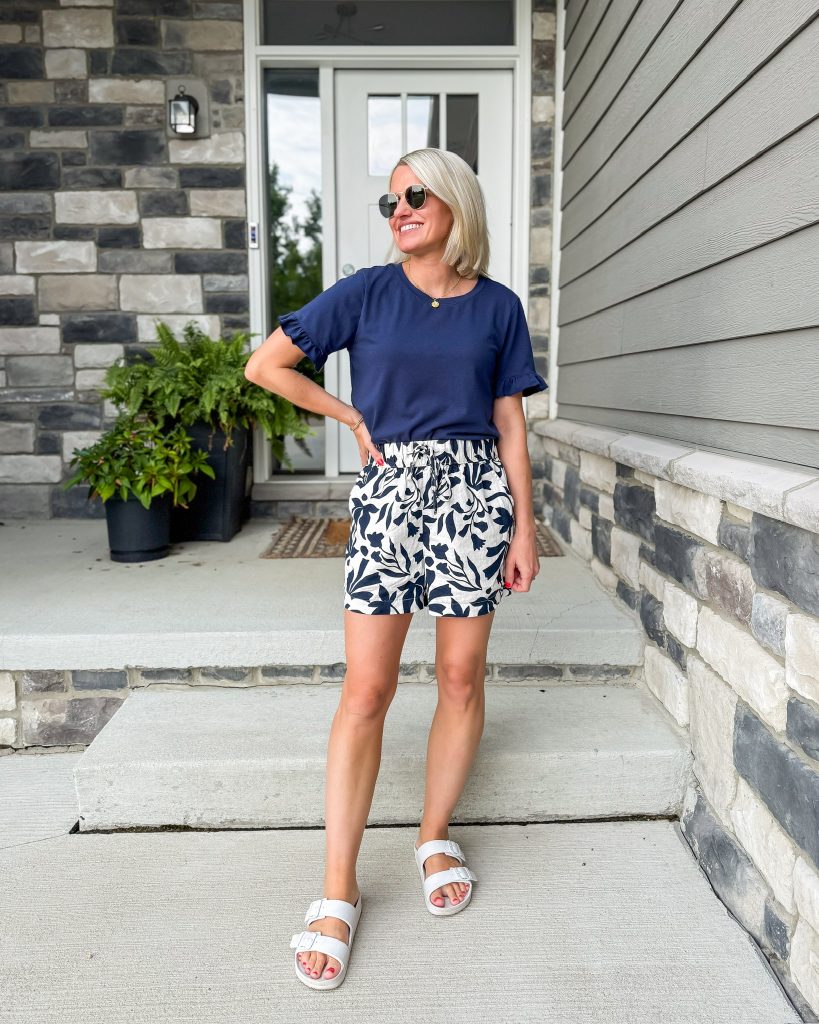 Easy Summer Mom Outfits floral pull on shorts and navy blouse top