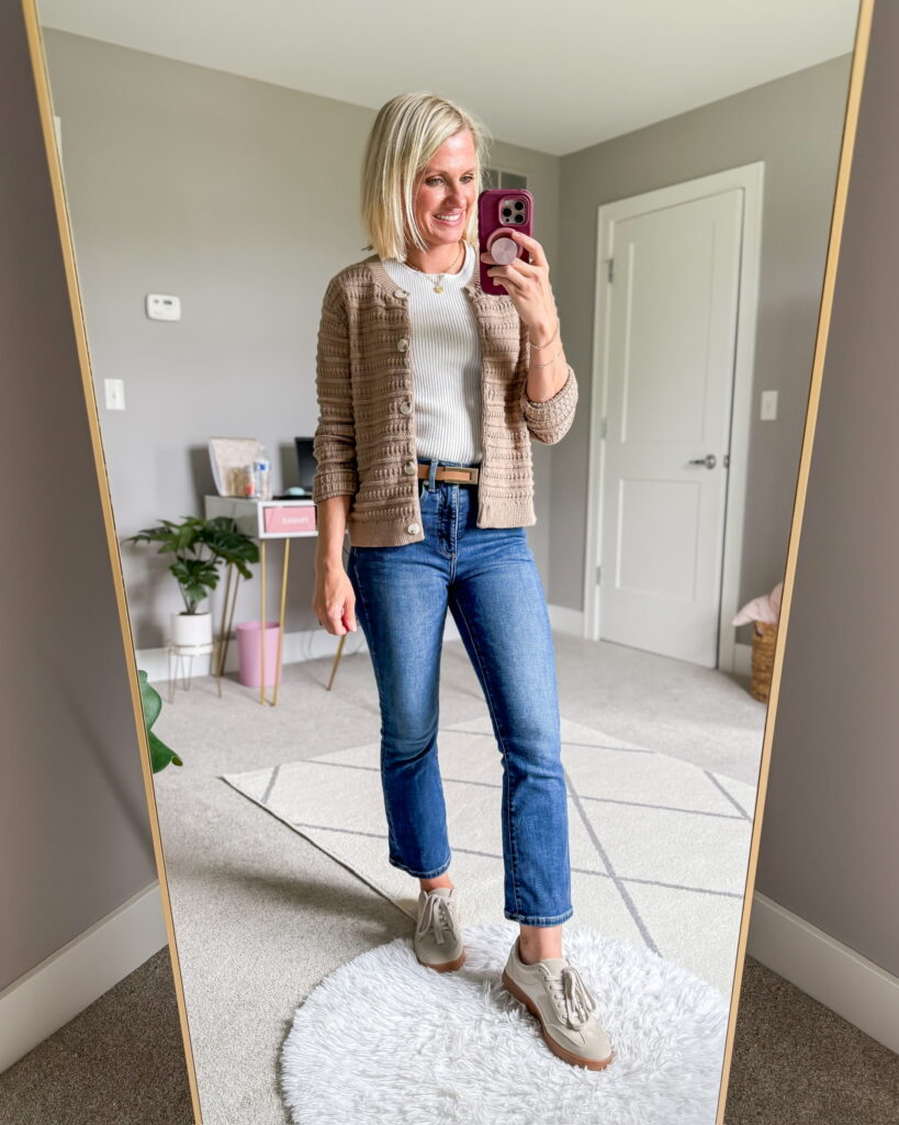 Jeans with a cardigan and sneakers