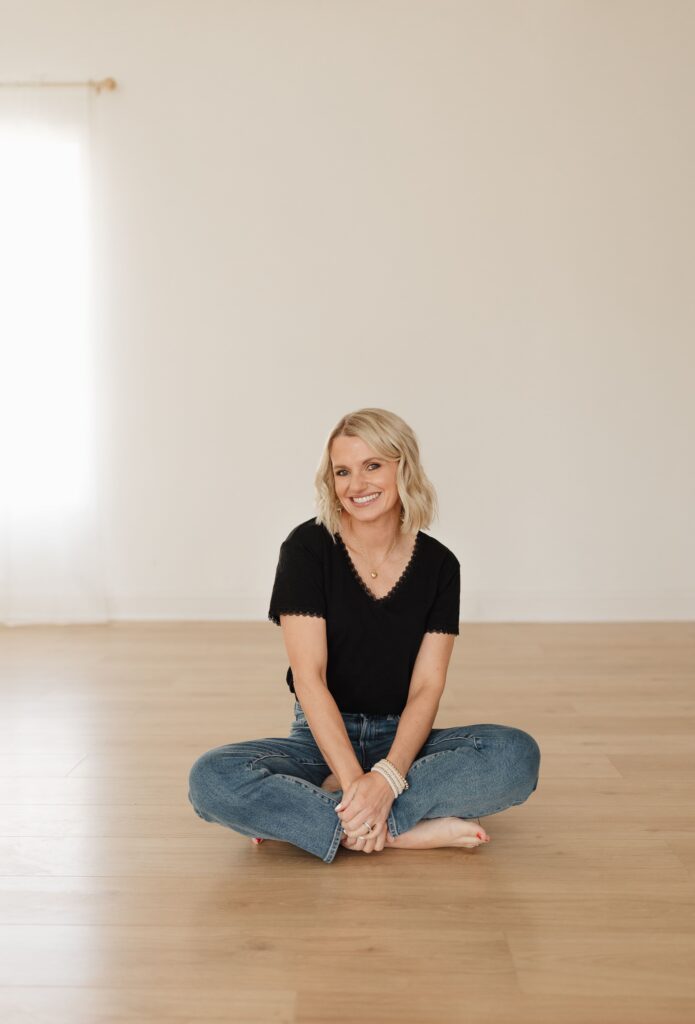 casual mom outfit short sleeved shirt and jeans